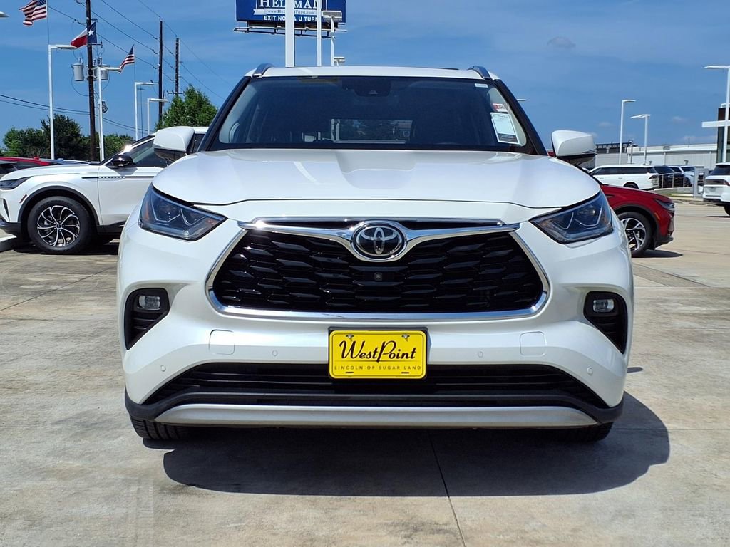 Used 2021 Toyota Highlander Platinum FWD image 3