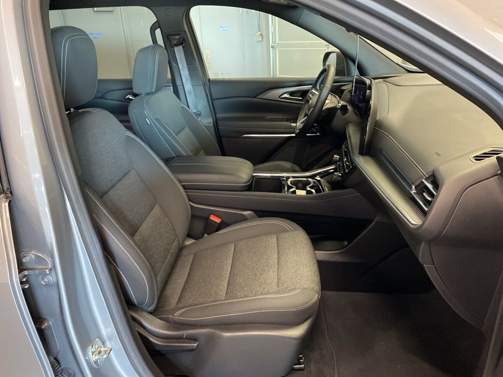 Used 2025 Chevrolet Traverse LT image 17