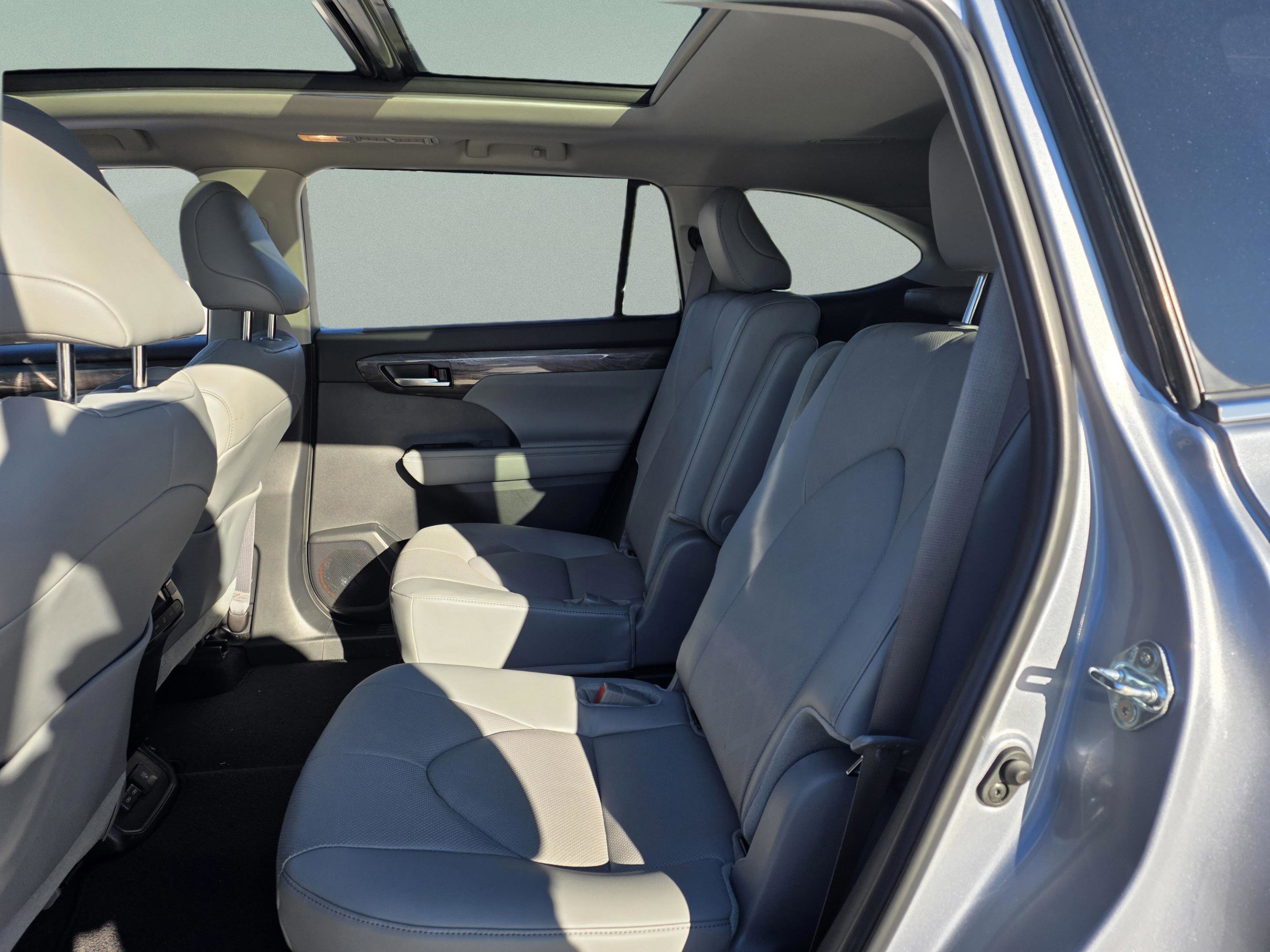 Used 2024 Toyota Highlander Platinum image 16