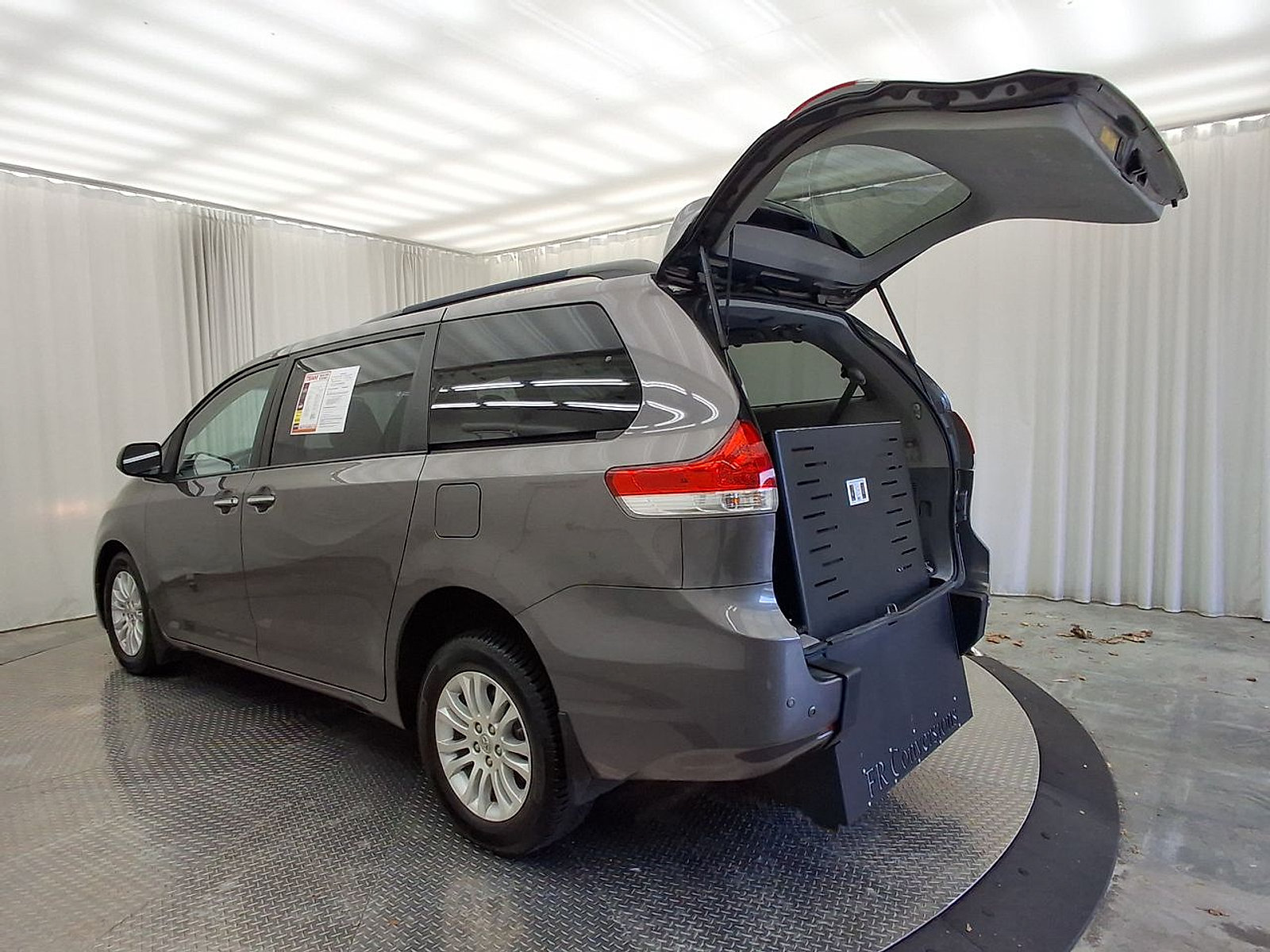 Used 2014 Toyota Sienna XLE w/ Entertainment Package FWD image 25