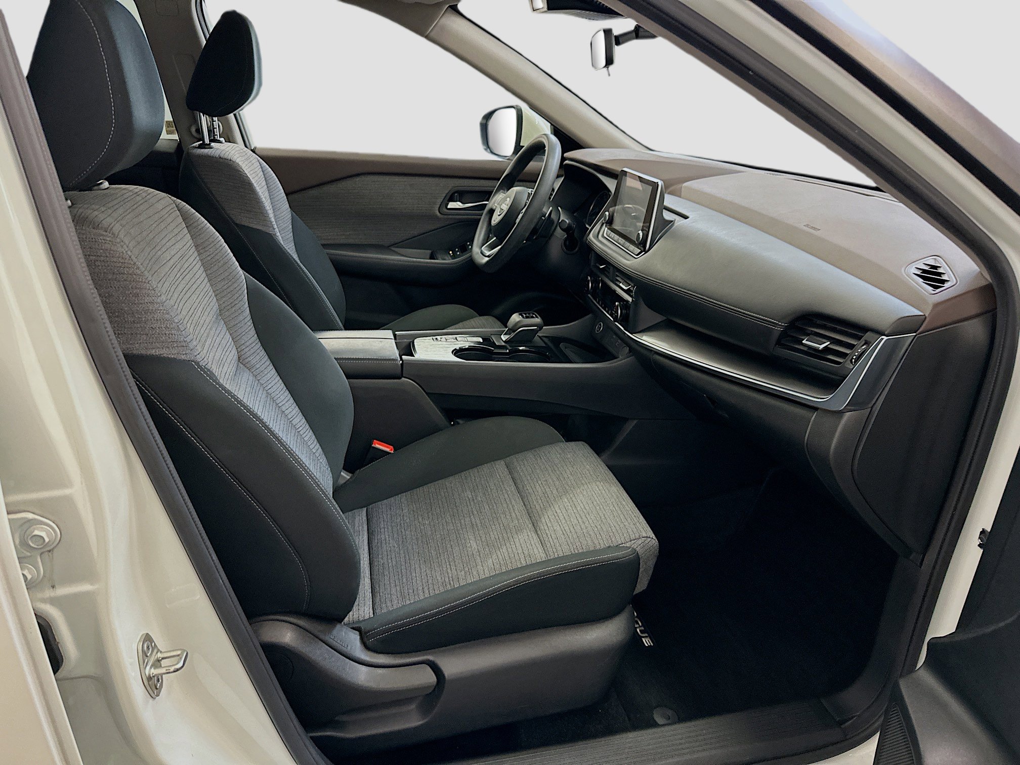 Used 2023 Nissan Rogue SV image 31