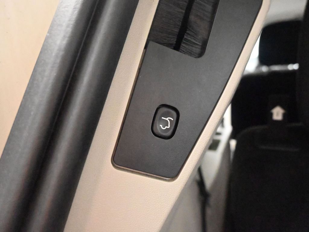 Used 2013 Dodge Grand Caravan SXT image 23