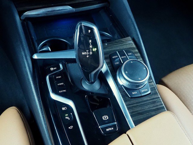 Used 2021 BMW 530e w/ Premium Package w/ Premium Package RWD image 17
