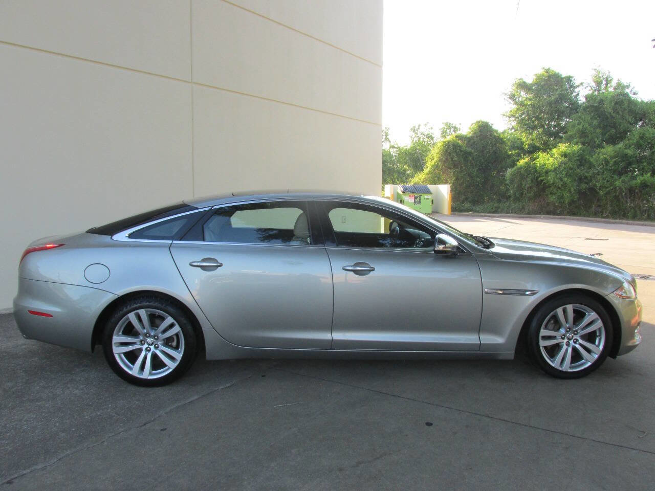 Used 2011 Jaguar XJ L image 8