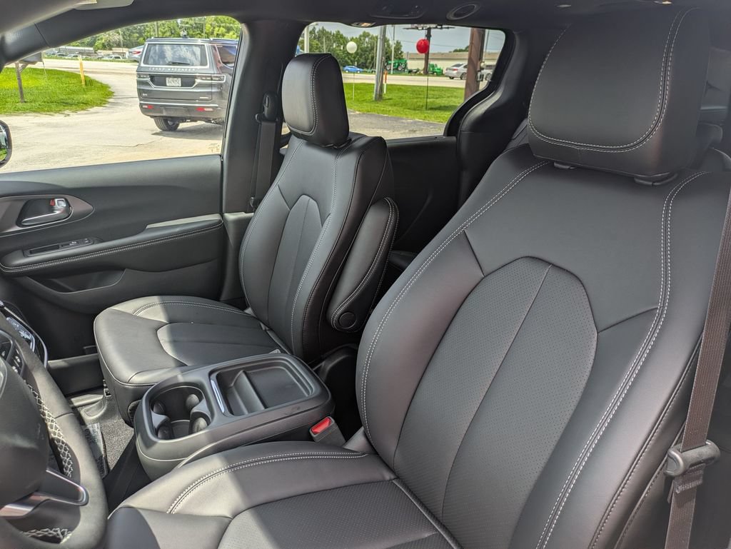 New 2027 Chrysler Pacifica Select FWD image 13