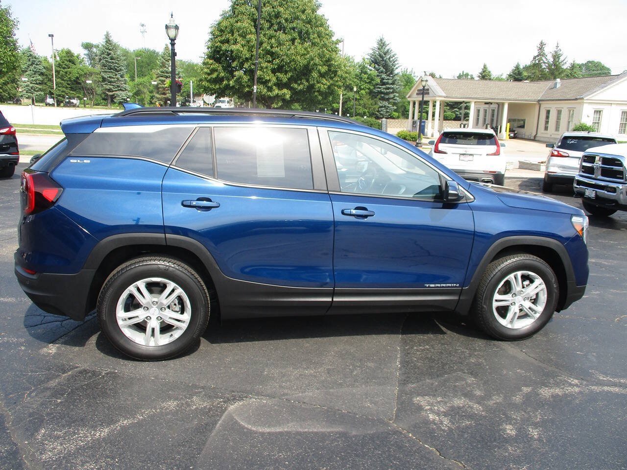 Used 2023 GMC Terrain SLE w/ Driver Convenience Package AWD/4WD image 5