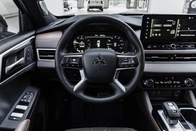 Used 2025 Mitsubishi Outlander SEL image 24