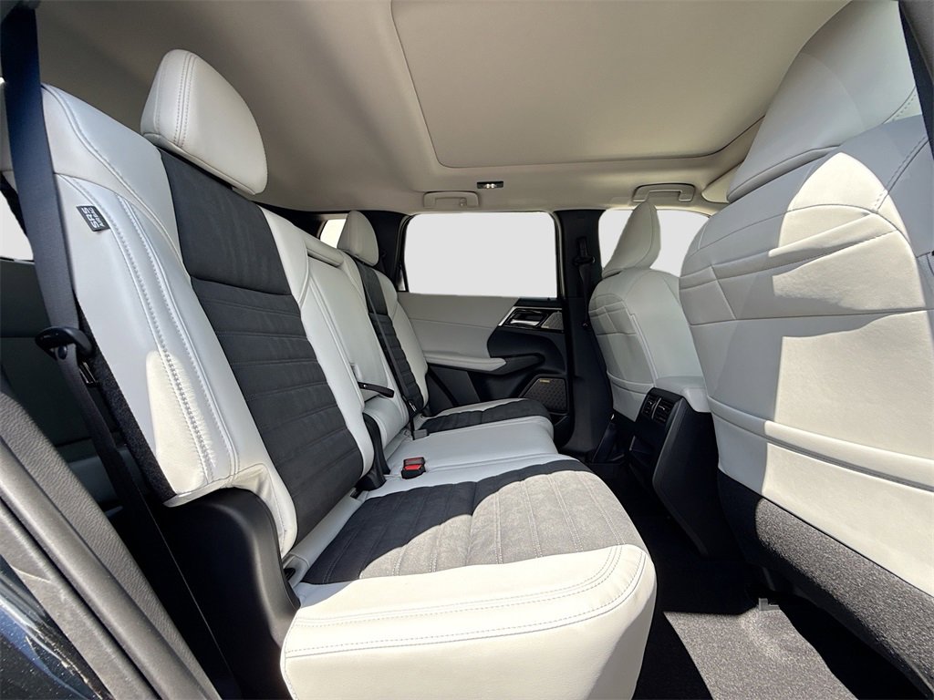 New 2025 Mitsubishi Outlander SE image 30
