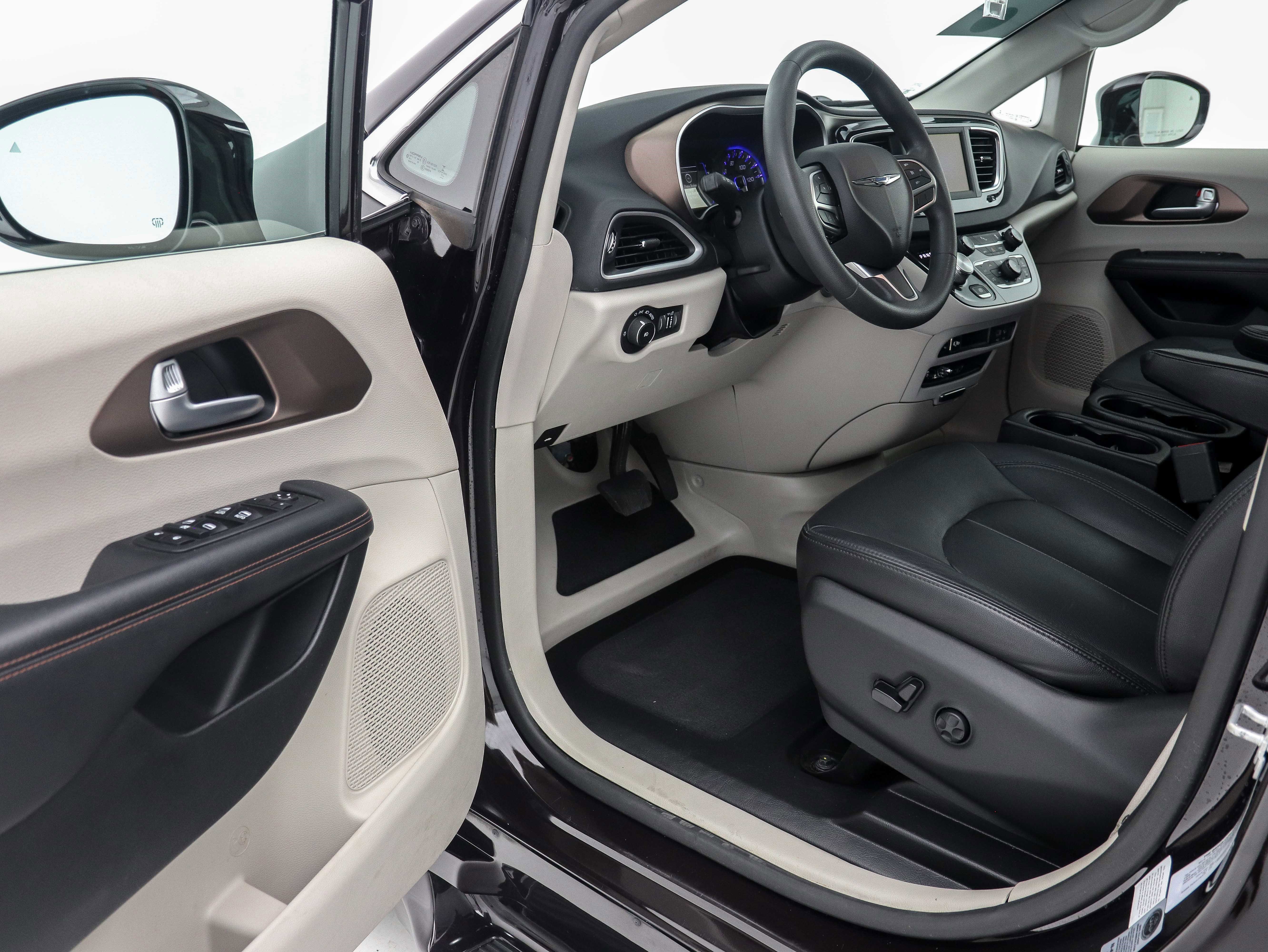 Used 2018 Chrysler Pacifica Touring Plus image 21