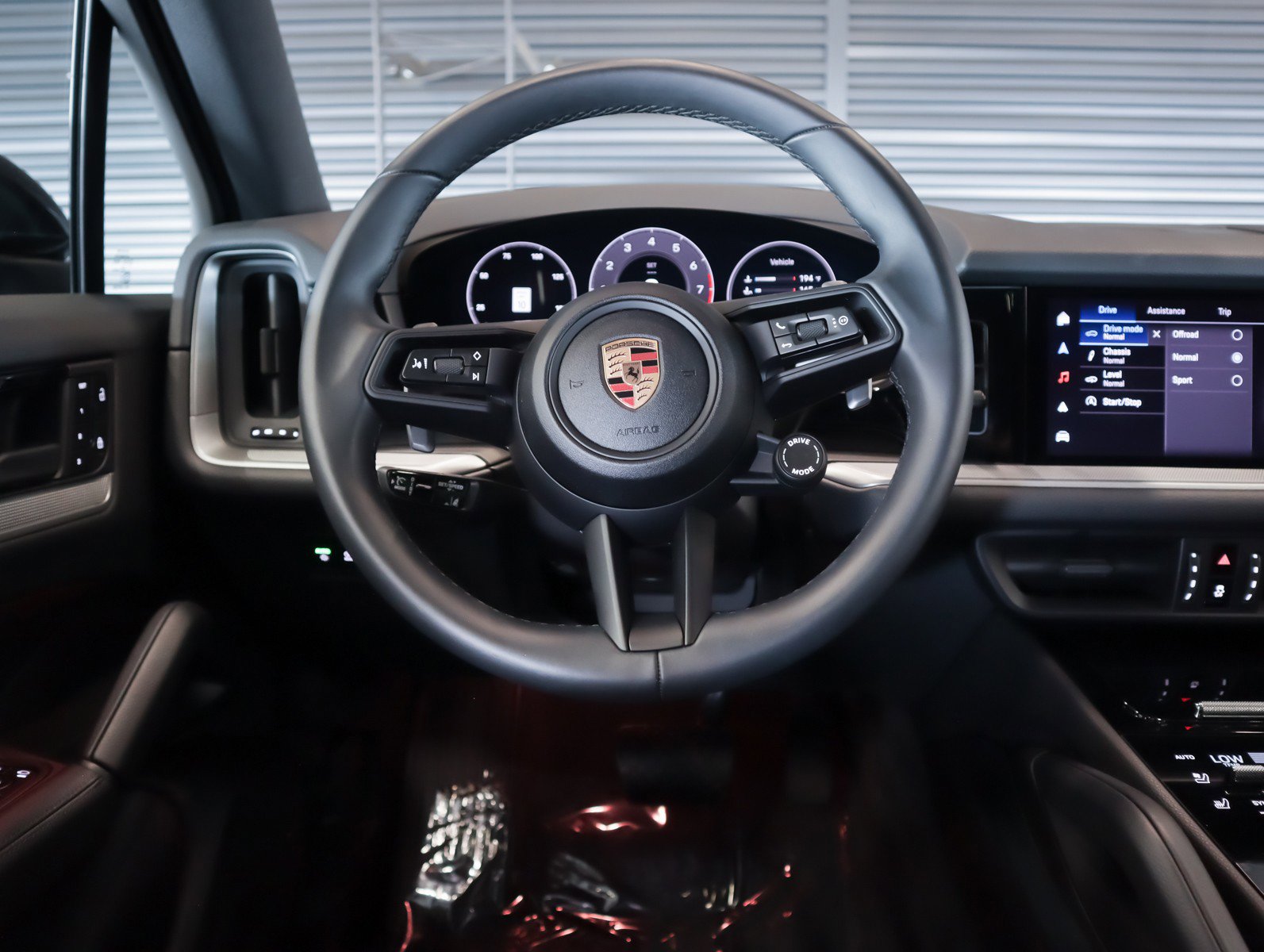 Certified 2025 Porsche Cayenne AWD/4WD image 13