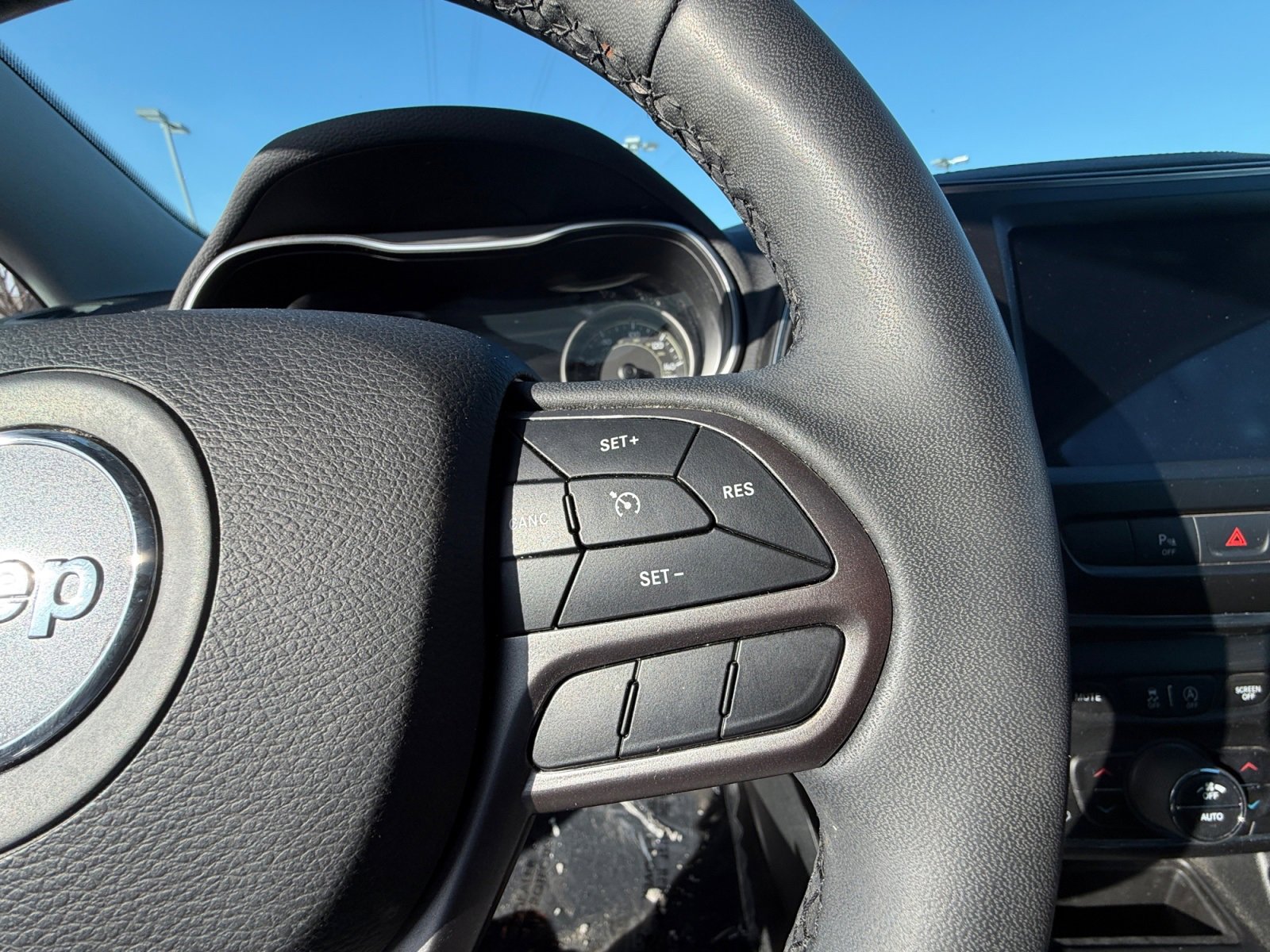 Used 2022 Jeep Cherokee Latitude Lux w/ Sun & Sound Group image 19