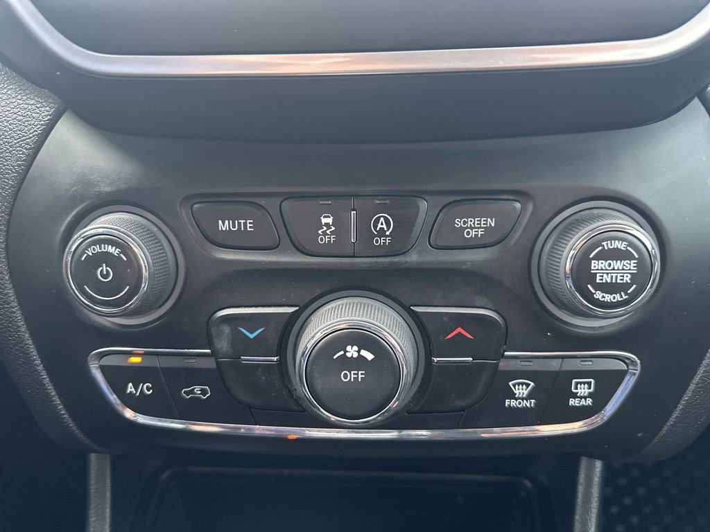 Used 2022 Jeep Cherokee Latitude AWD/4WD image 5