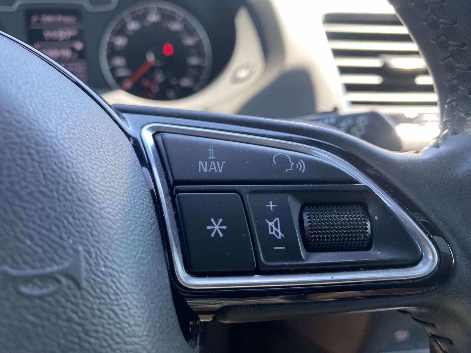 Used 2018 Audi Q3 2.0T Premium Plus w/ Premium Plus Package FWD image 22