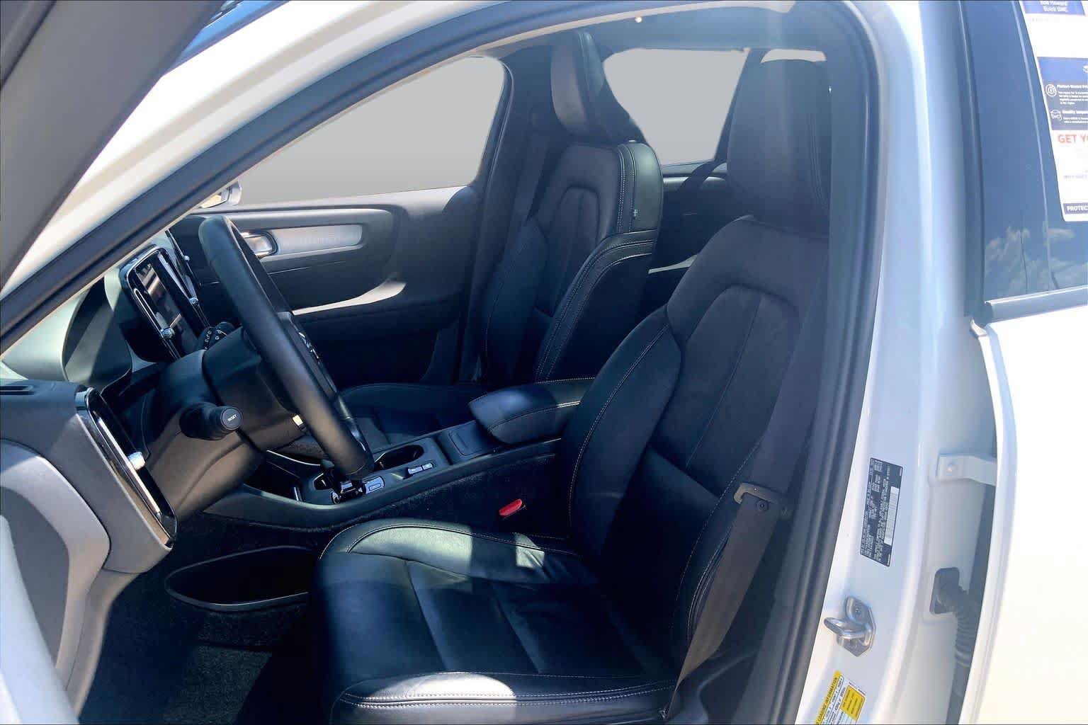 Used 2022 Volvo XC40 T5 Momentum AWD/4WD image 8
