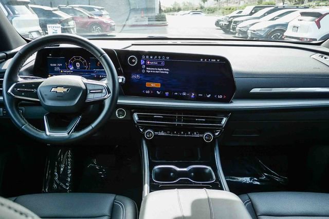 Used 2025 Chevrolet Traverse LT image 13