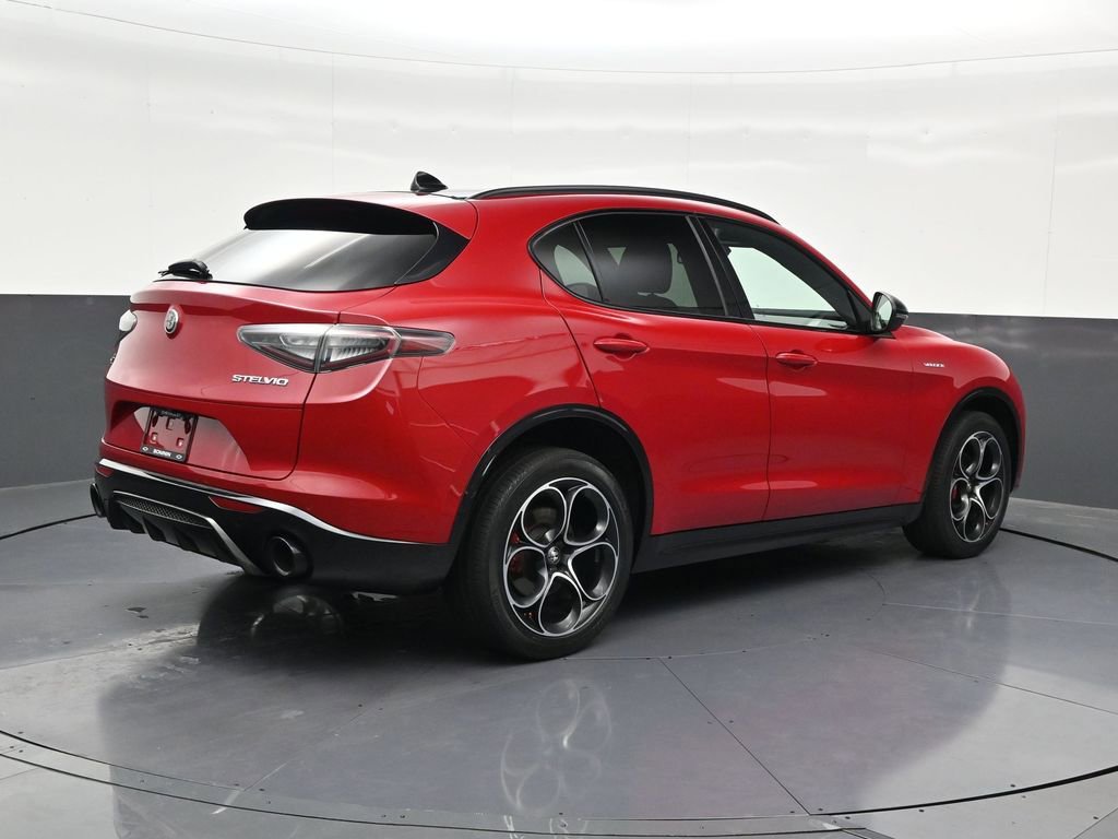 Used 2024 Alfa Romeo Stelvio Veloce AWD/4WD image 5