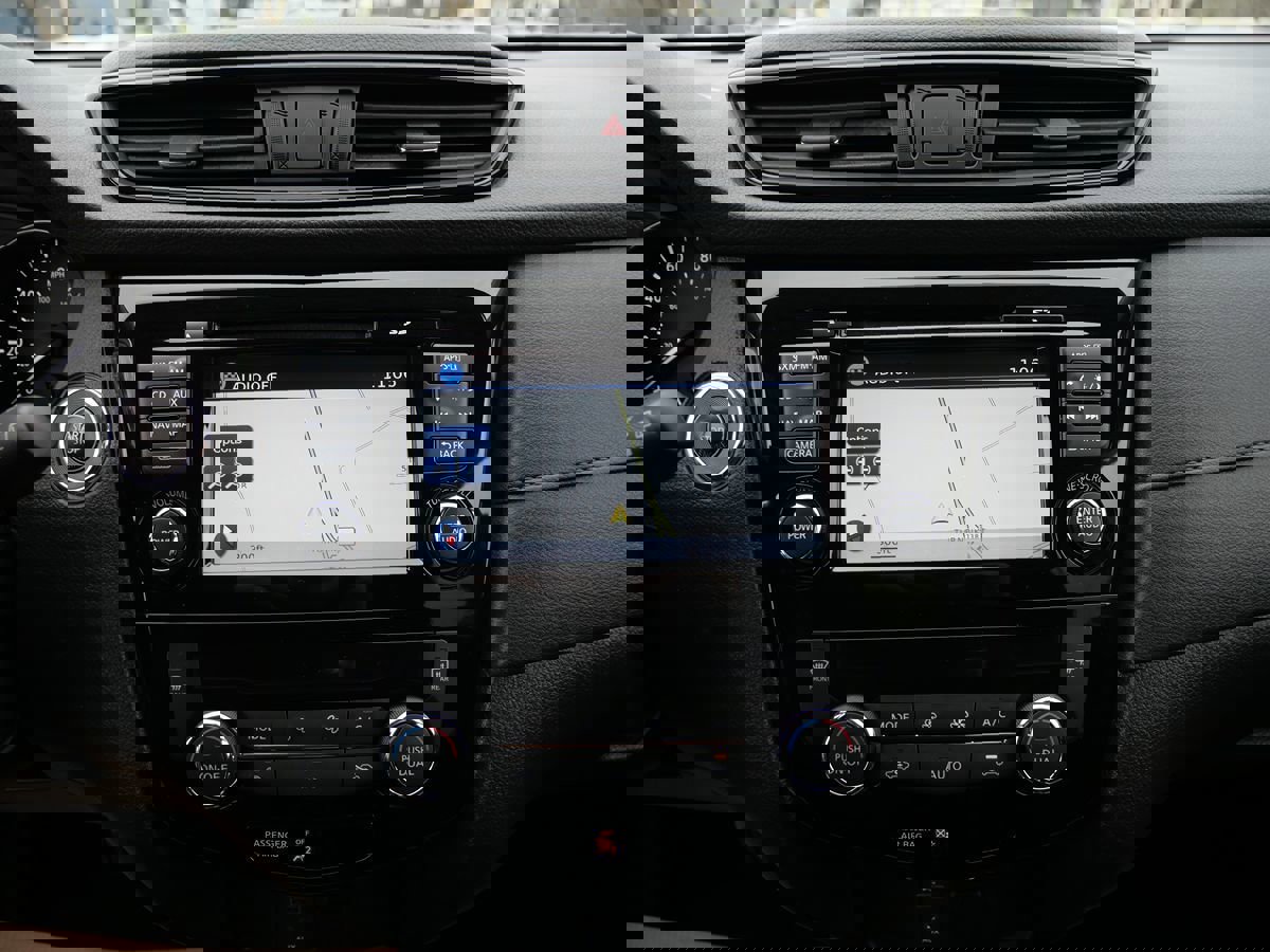 Used 2017 Nissan Rogue SV w/ SV Premium Package image 13