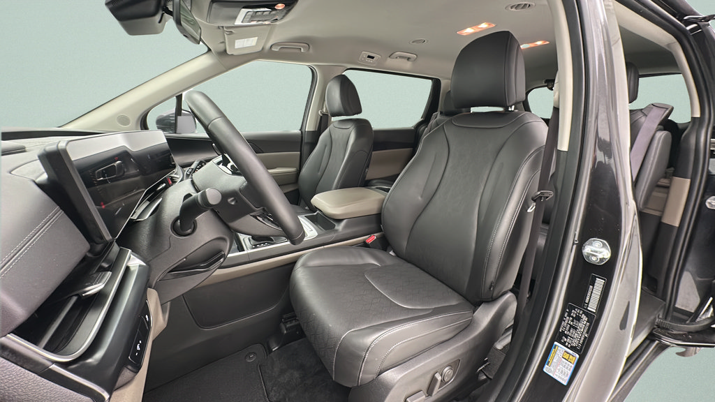 Used 2025 Kia Carnival FWD image 15