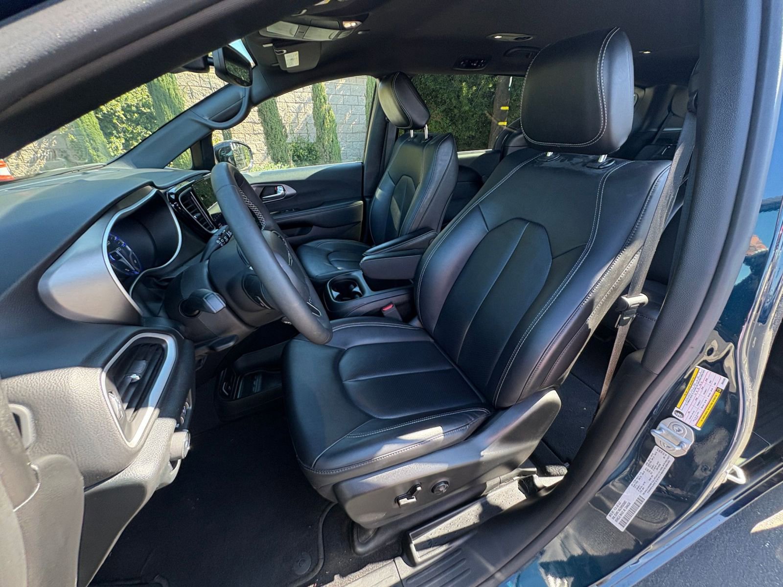 Used 2025 Chrysler Pacifica Select image 39