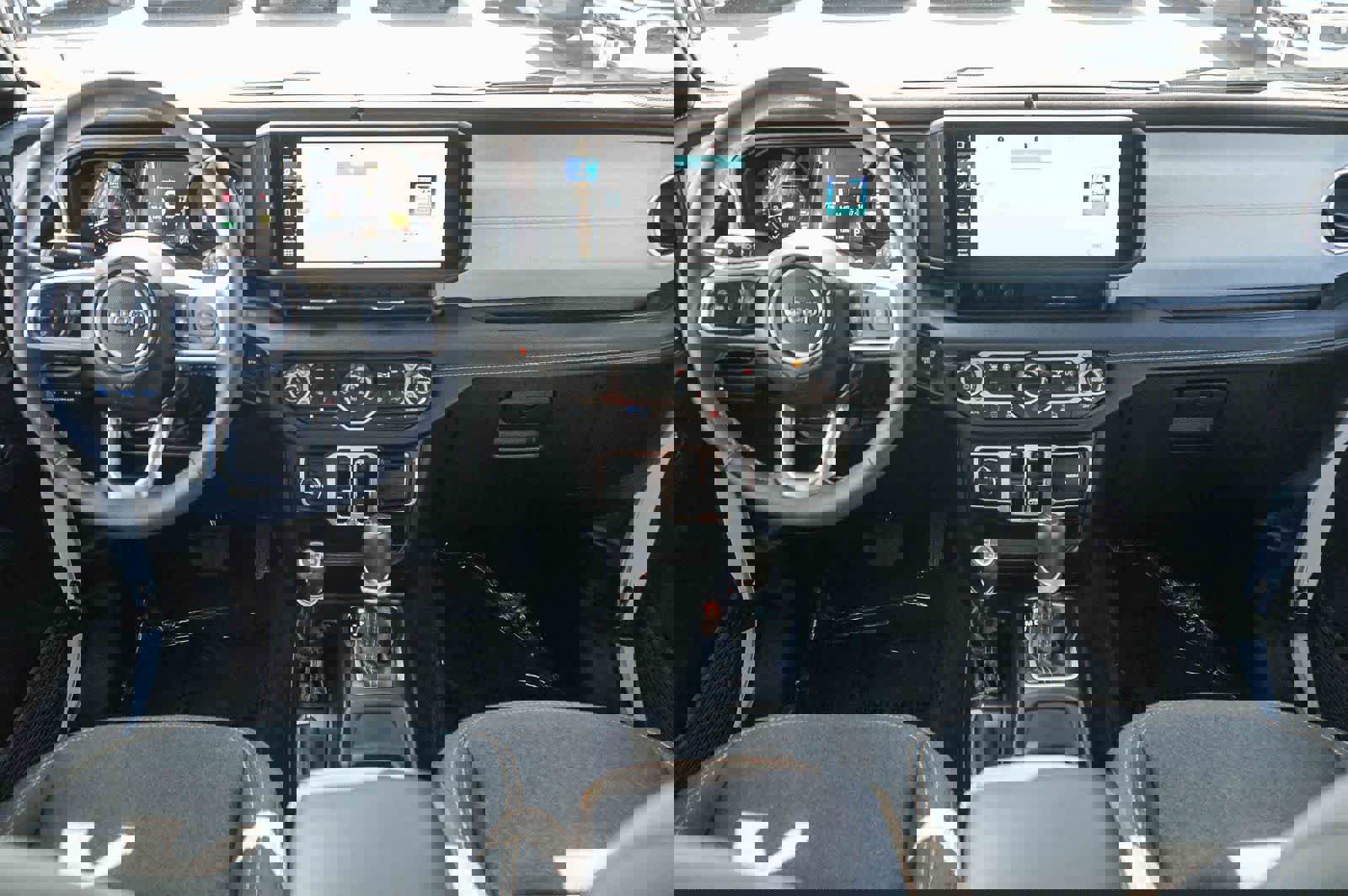 Used 2025 Jeep Wrangler Sahara image 11