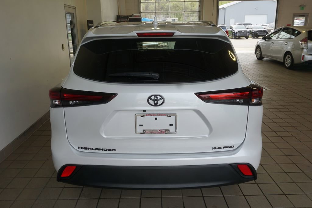 Certified 2024 Toyota Highlander XLE AWD/4WD image 17