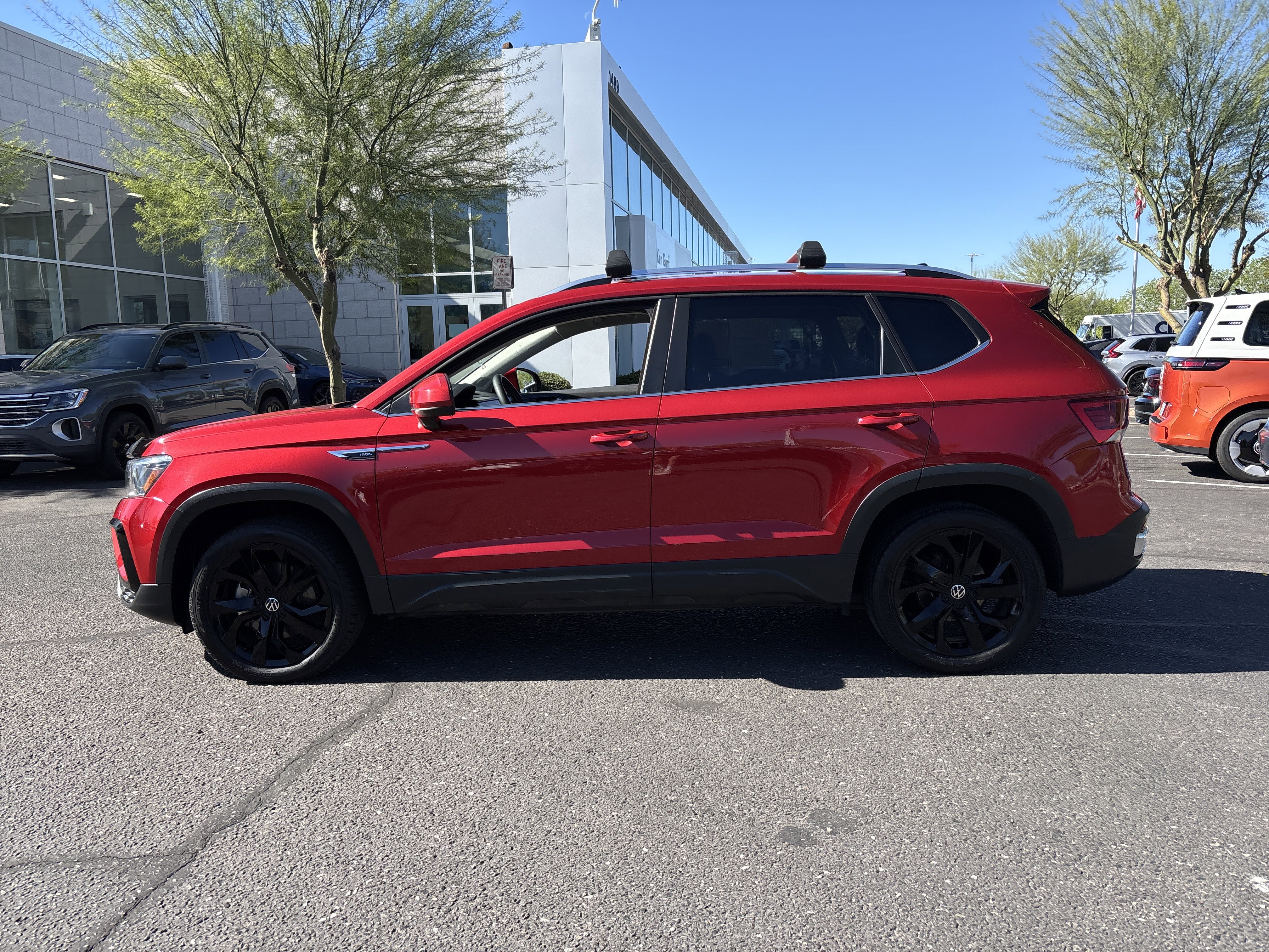 Used 2022 Volkswagen Taos SE FWD image 2