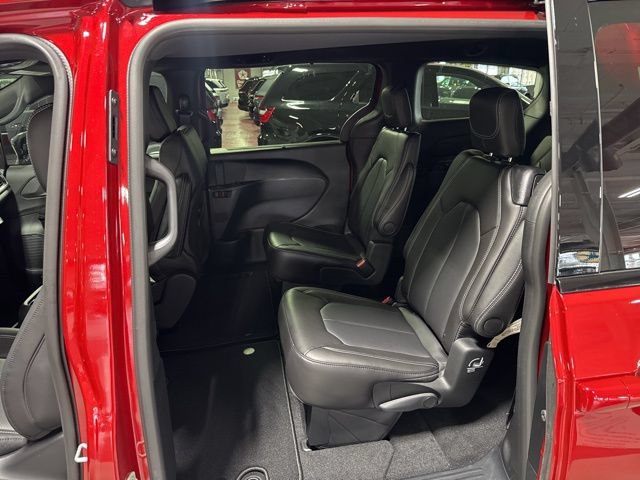New 2026 Chrysler Pacifica Select AWD/4WD image 29