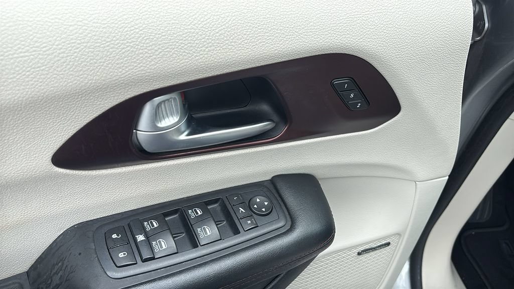 Used 2017 Chrysler Pacifica Limited FWD image 14