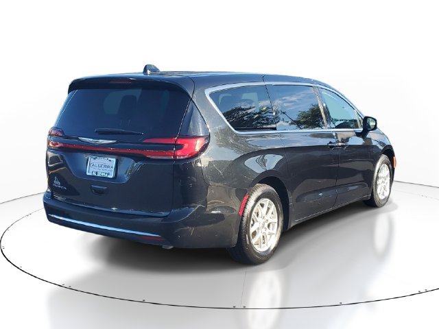 Used 2023 Chrysler Pacifica Touring-L FWD image 4
