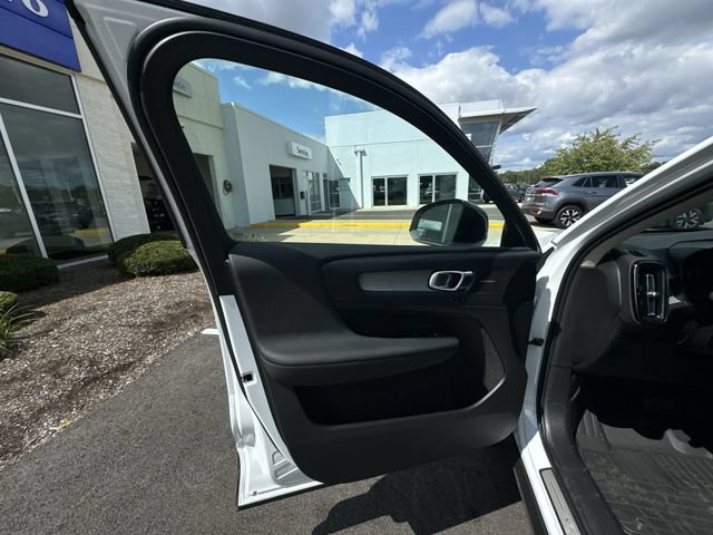 Used 2025 Volvo XC40 B5 Plus w/ Protection Package Premier AWD/4WD image 22