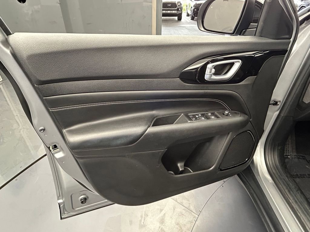 Used 2022 Jeep Compass Latitude FWD image 13
