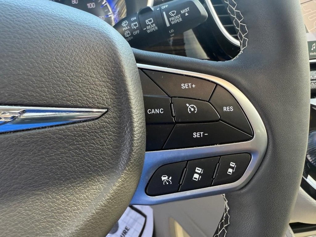 Used 2024 Chrysler Pacifica Limited FWD image 18
