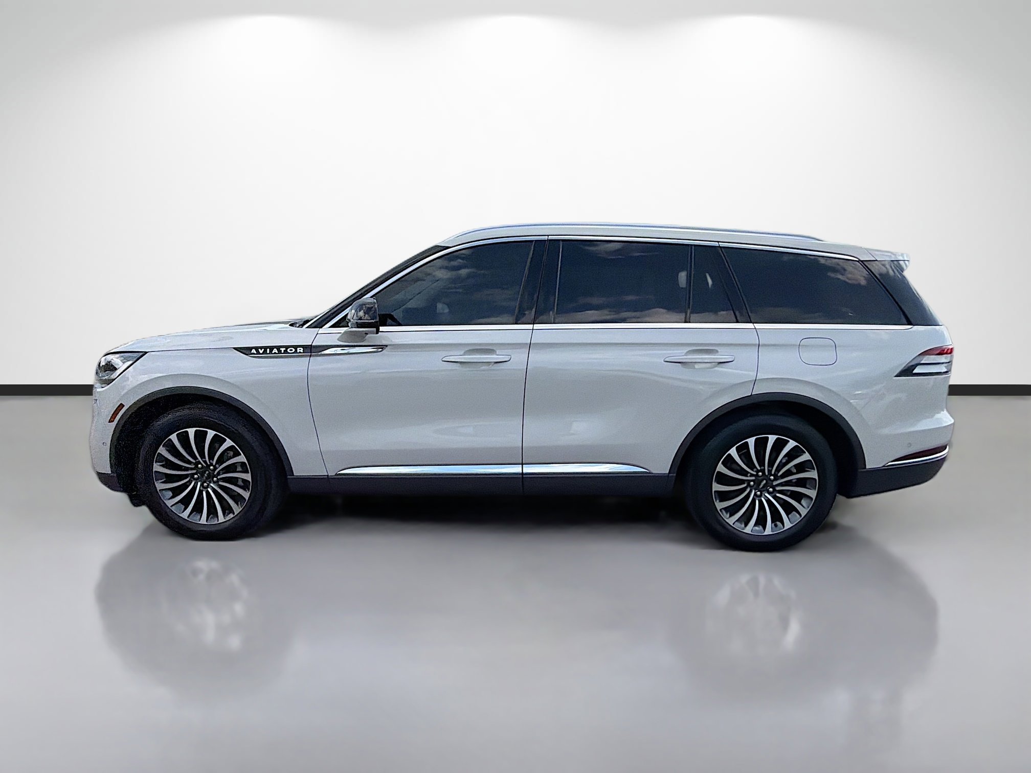 Used 2024 Lincoln Aviator Reserve w/ Equipment Group 201A RWD image 2
