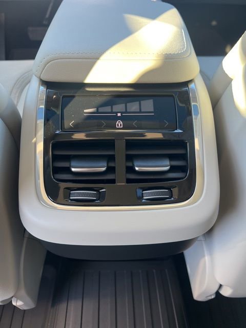 New 2026 Volvo XC60 B5 Ultra w/ Climate Package PRO image 28