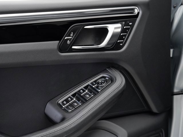 Used 2025 Porsche Macan image 8