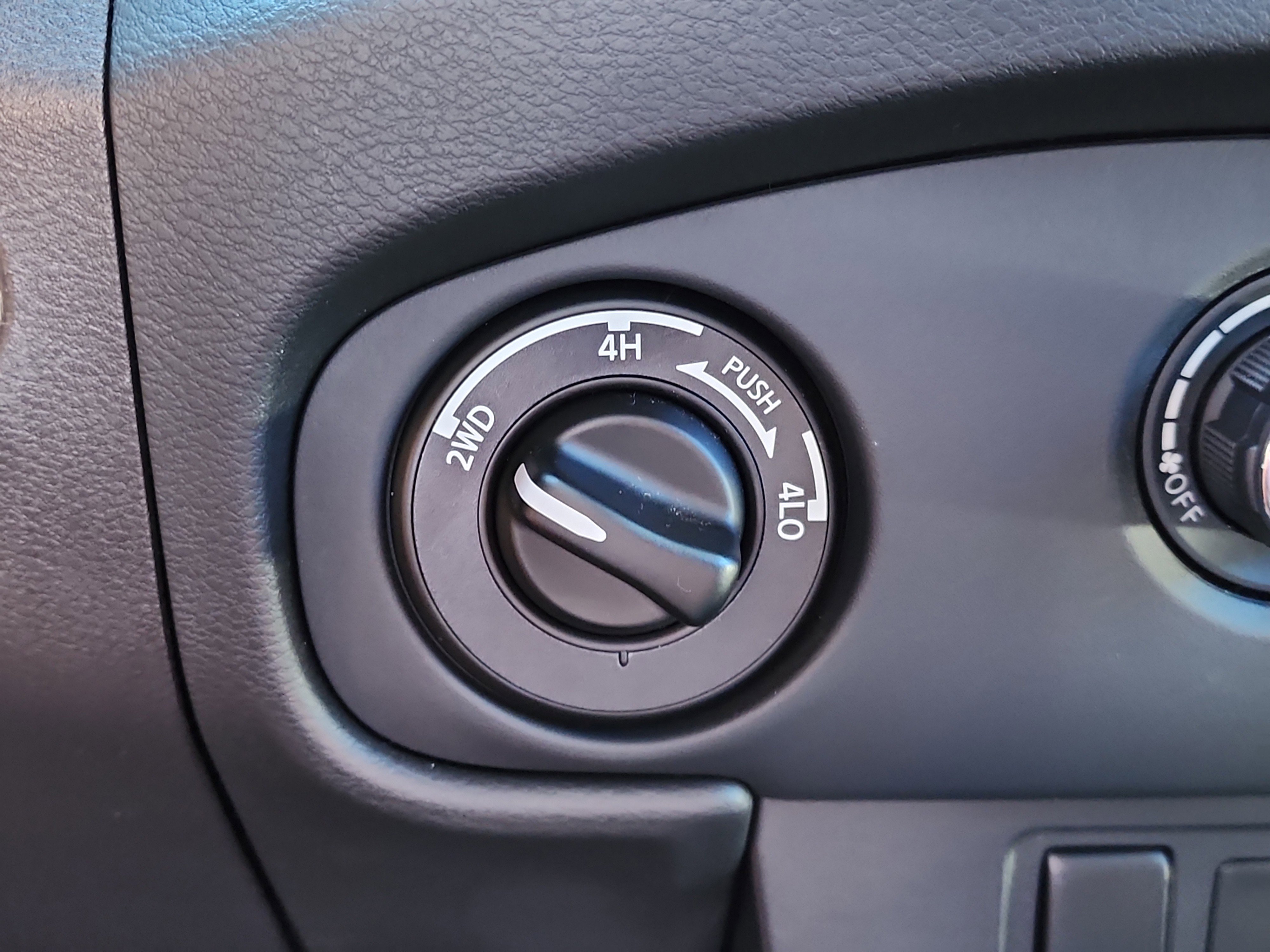 Used 2024 Nissan Frontier SV w/ Tow Package image 26