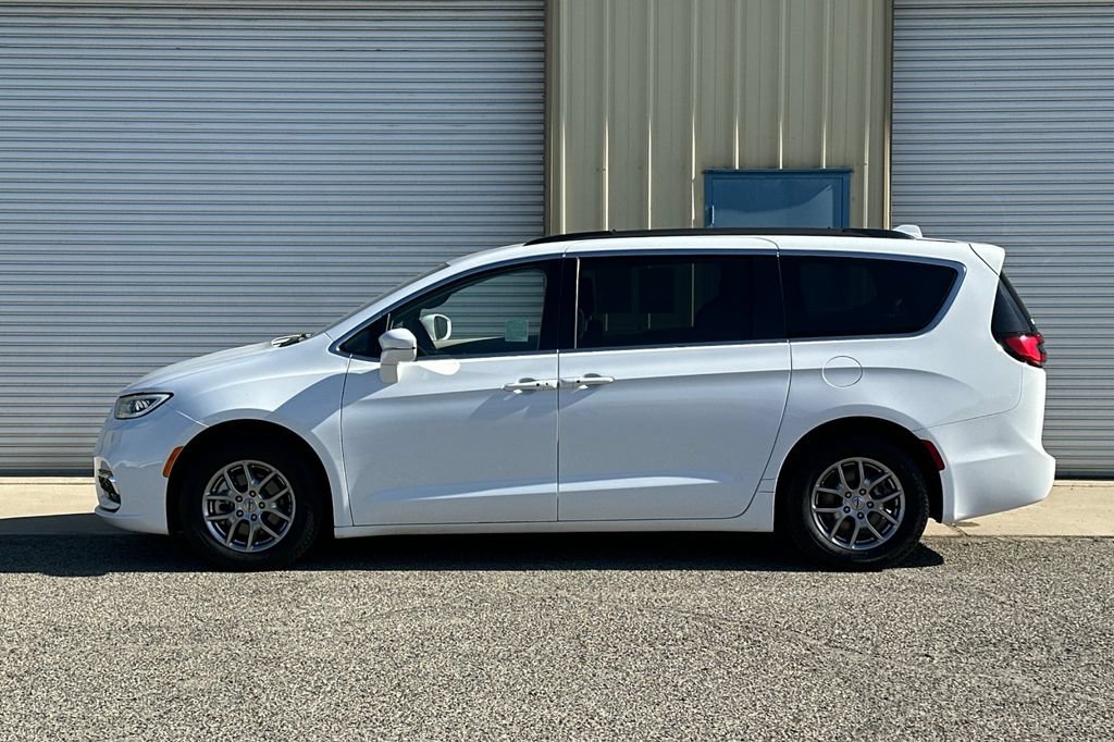 Used 2021 Chrysler Pacifica Touring FWD image 3