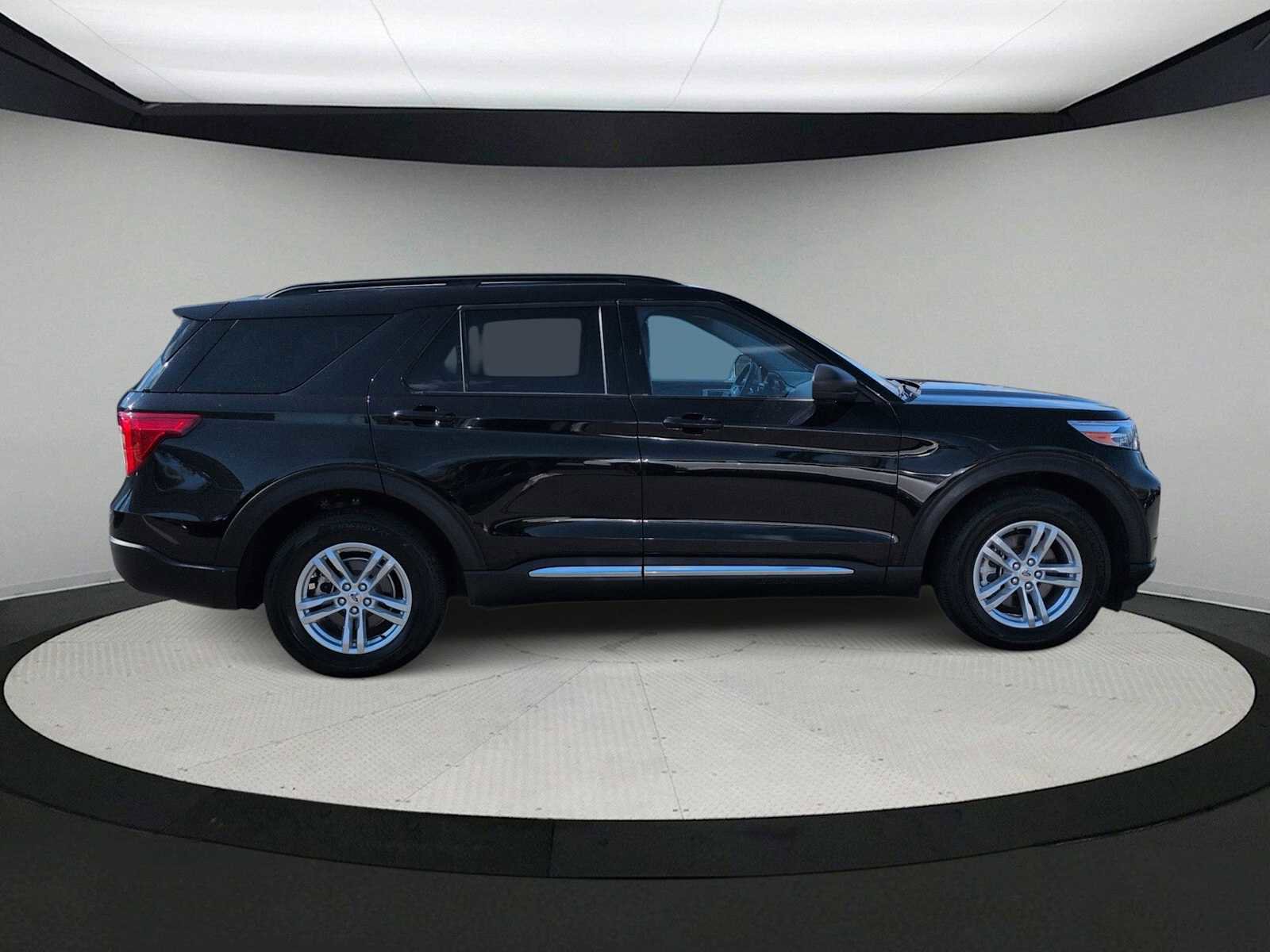 Used 2023 Ford Explorer XLT w/ Equipment Group 202A image 9