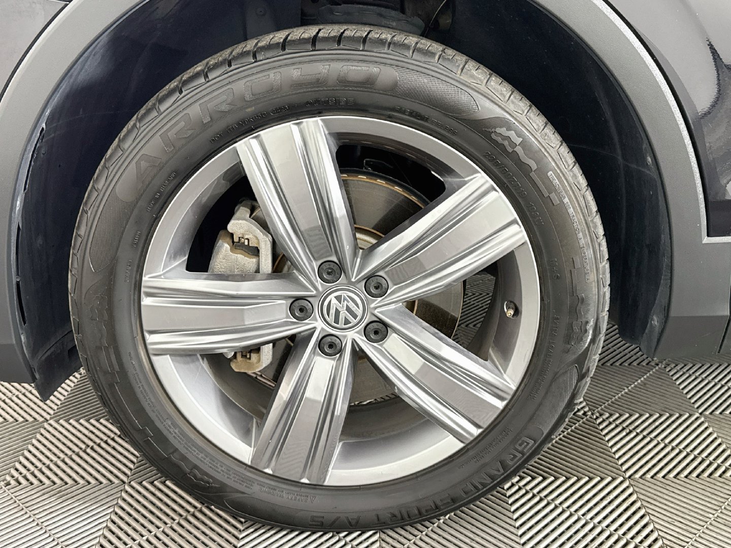 Used 2021 Volkswagen Tiguan SEL FWD image 35