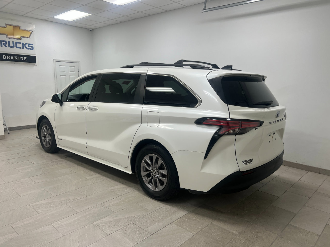 Used 2021 Toyota Sienna XLE w/ XLE Plus Package image 10