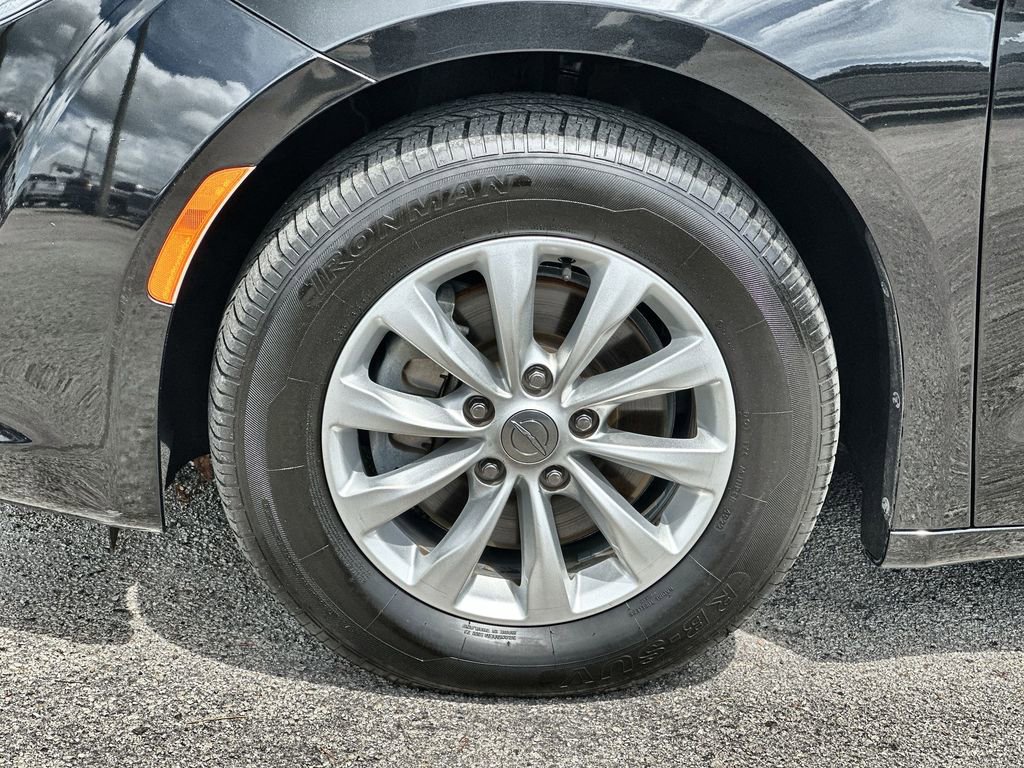 Used 2019 Chrysler Pacifica Touring-L FWD image 31