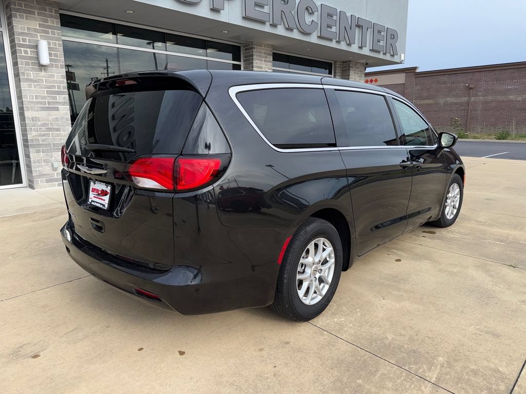 Used 2023 Chrysler Voyager LX FWD image 9