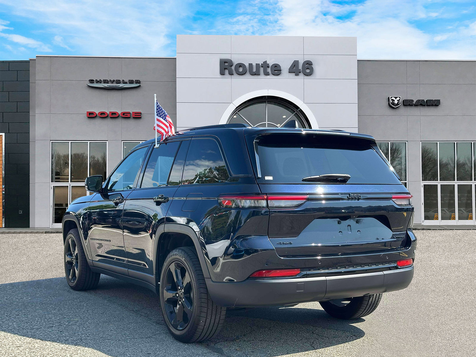 Used 2024 Jeep Grand Cherokee Limited w/ Black Appearance Package AWD/4WD image 4