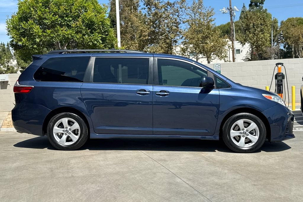 Used 2020 Toyota Sienna LE w/ LE Preferred Package FWD image 6