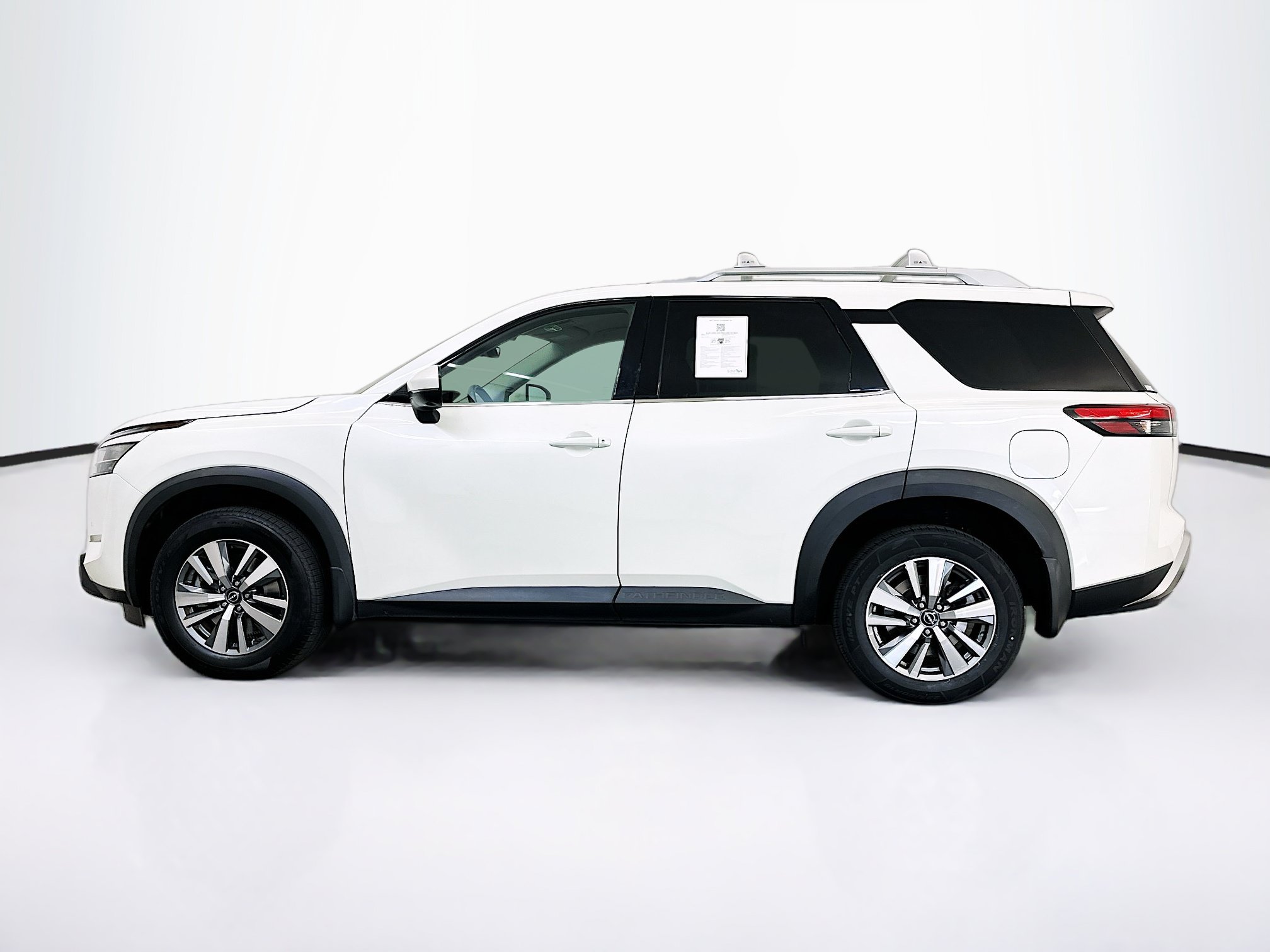 Used 2023 Nissan Pathfinder SL w/ Black Appearance Package AWD/4WD image 4