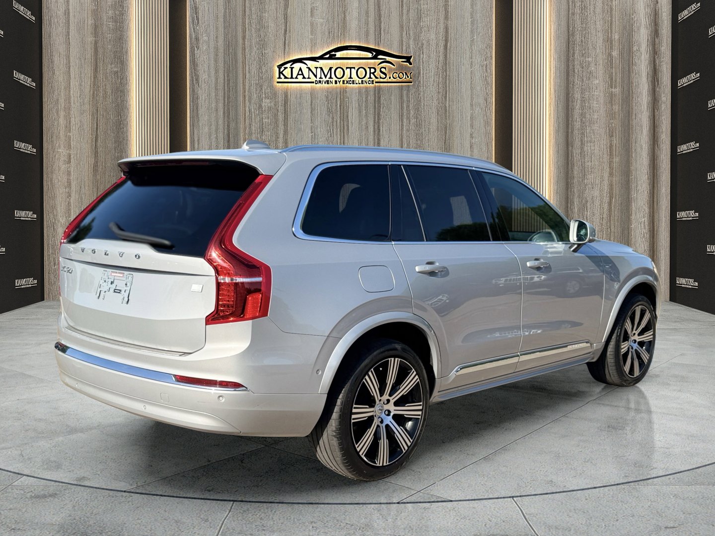 Used 2024 Volvo XC90 T8 Ultimate w/ Lounge Package image 12