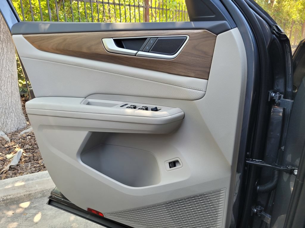 New 2025 Volkswagen Atlas SE FWD image 25