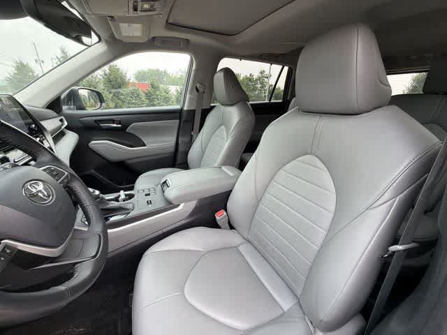 Used 2023 Toyota Highlander XLE AWD/4WD image 16