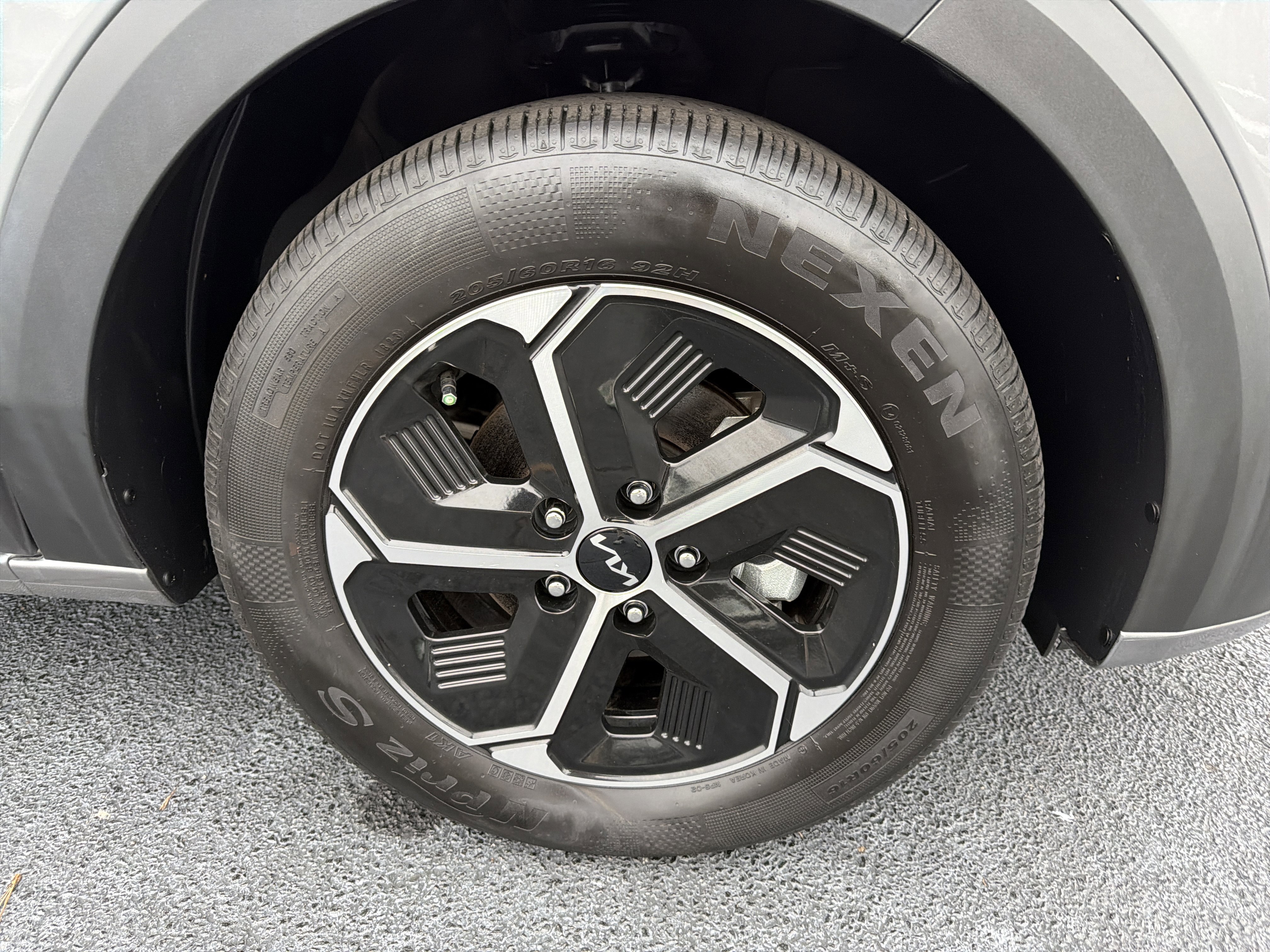 Used 2023 Kia Niro LX image 12