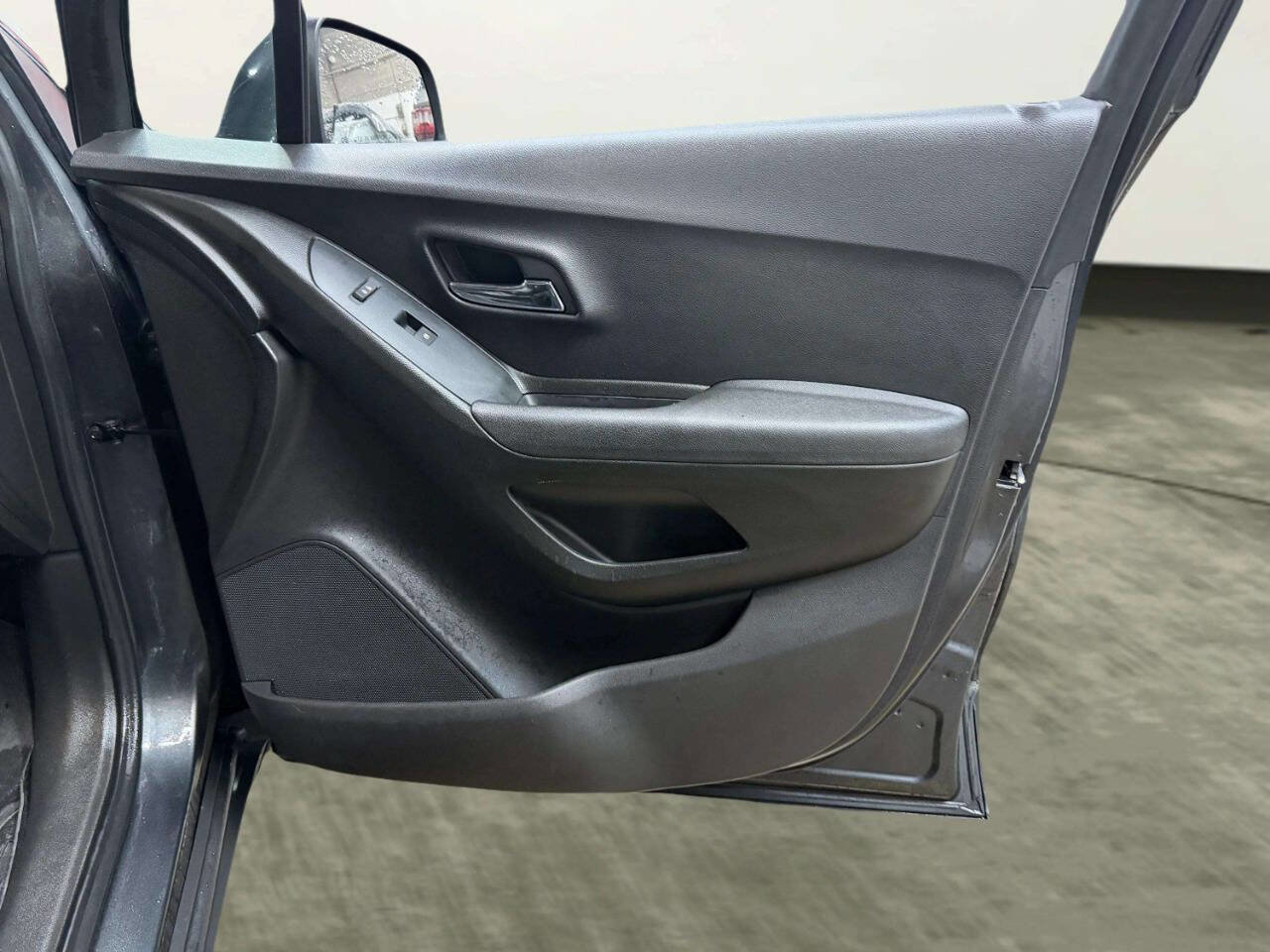 Used 2019 Chevrolet Trax LT w/ Sun & Sound Package AWD/4WD image 25